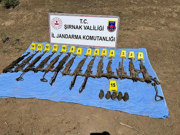 sirnakta-topraga-gomulu-cok-sayida-silah-ve-bomba-ele-gecirildi-1662705325531.jpg Şırnak'ta toprağa gömülü çok sayıda silah ve bomba ele geçirildi - 1