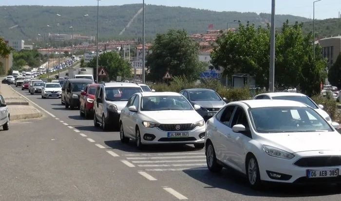 Tatilcilerin dönüş çilesi başladı: Tüm geçişler kilitlendi! Kilometrelerce kuyruk... - 2
