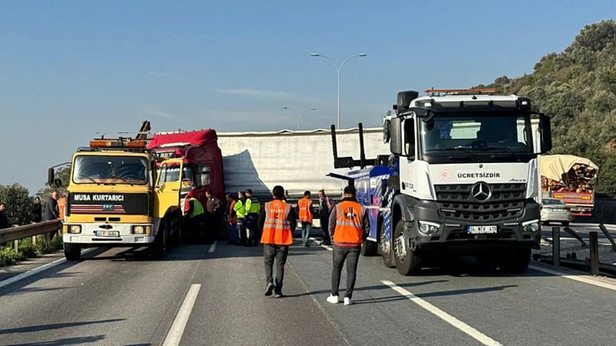 Anadolu Otoyolu'nda TIR devrildi! Kilometrelerce araç kuyruğu oluştu