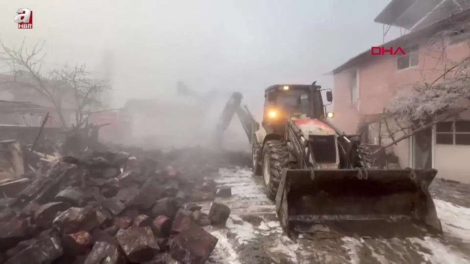 İki ev yangında, kullanılmaz hale geldi