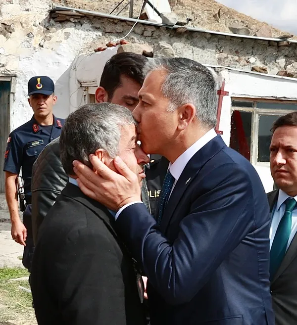 baskan-erdogan-sehit-polis-cihat-ermisin-babasi-ile-telefonda-gorustu-ve-bassagligi-diledi-1696944583565.jpg Başkan Erdoğan şehit polis Cihat Ermiş’in babası ile telefonda görüştü - 1