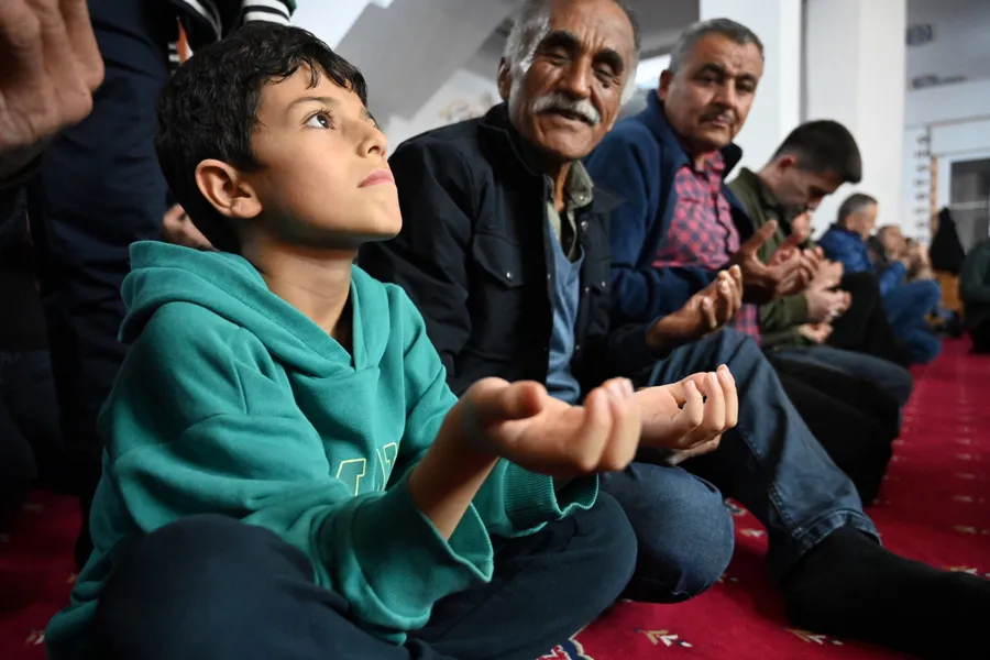 kadir-gecesinde-eller-semaya-acildi-milyonlar-huzurda-bulustu-1773686398018.jpg Kadir Gecesi'nde eller semaya açıldı: Milyonlar huzurda buluştu - 5