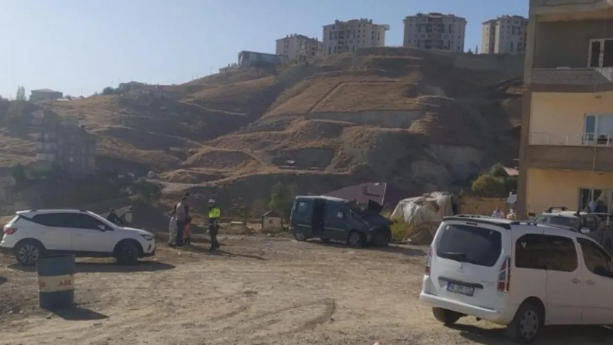 Virajı alamayan otomobil şarampole devrildi! 1'i ağır 4 yaralı