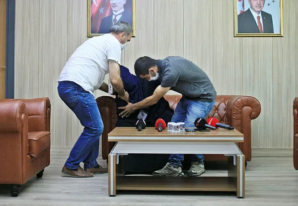 Mardin'den güzel kare! Güvenlik güçlerinin ikna çalışması sonucu 1 aile daha evladına sarıldı - 3