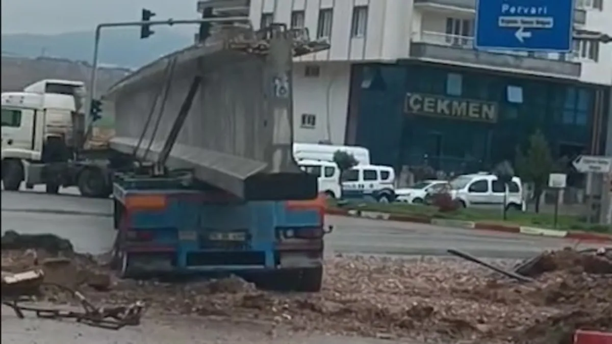 Siirt’te köprü kirişi kavşağa takıldı: Yol 8 saat kapandı