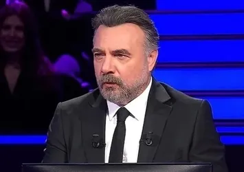 Çöpçüler Kralı'nda Abdi karakteri Hacer'in abilerinden kaçarken girdiği gazinoda hangi şarkıyı söylemiştir?