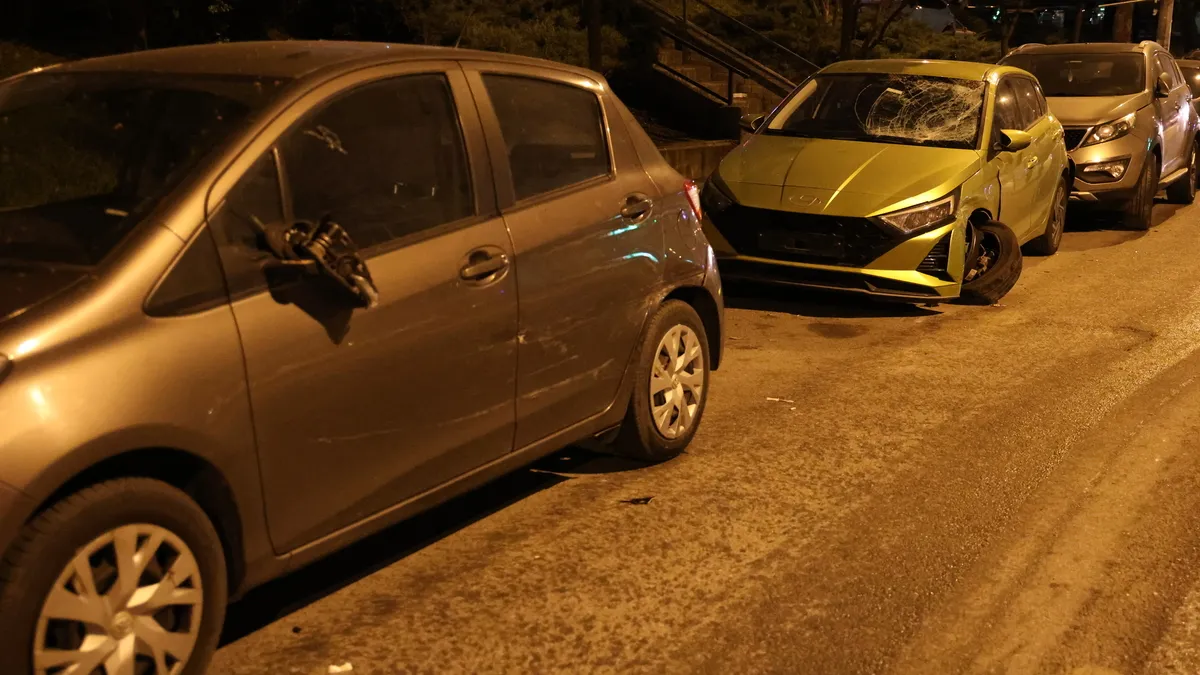 Karşı yöne geçen otomobil, motosiklet ve 5 araca çarptı: 1 yaralı