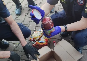 Salça kavanozundan çıkan şoke etti