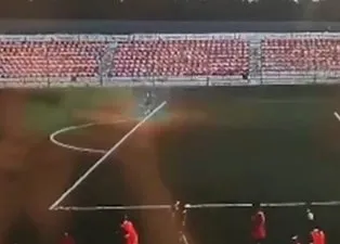 Futbolcu dehşeti yaşadı! Topa vurduğu anda...