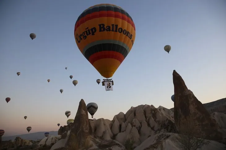 Kapadokya’da balonlar Atatürk afişleri ve bayraklarla uçtu