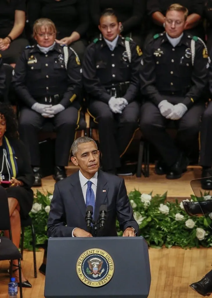 Obama, Dallas’ta öldürülen polisler için gözyaşı döktü