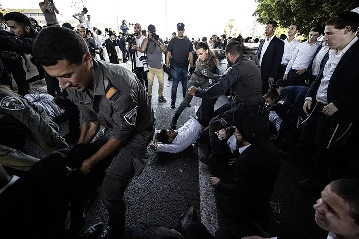 Ultra Ortodoks Yahudiler’den İsrail’in o hizmetine protesto! Trafiği kapattılar | Polisten sert müdahale