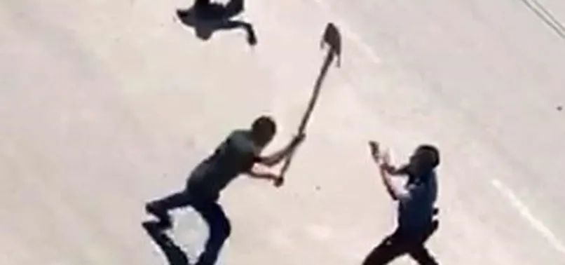 Afyonkarahisar'da hareketli dakikalar! Ambulansa taş atıp polisin başına kürekle vurdu