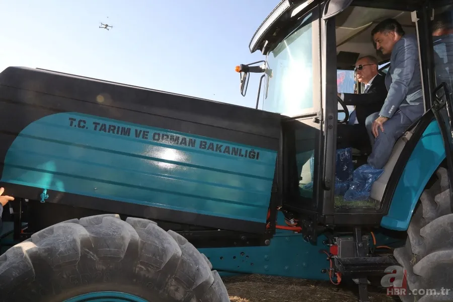 Başkan Erdoğan yerli elektrikli traktörü kullandı 22