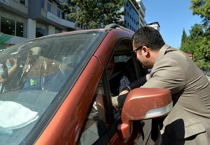 Bilecik Valisi'ne yaya etkinliğinde araba çarpıyordu - 1