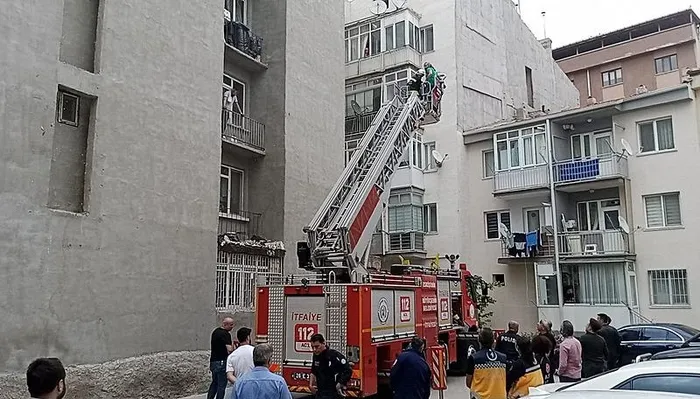 eskisehirde-akilalmaz-olay-polisten-saklanirken-komsusunun-balkonunda-mahsur-kaldi-1713800949744.jpeg Eskişehir’de film sahnelerini aratmayan olay! Polisten kaçtı fileye tutuldu - 2