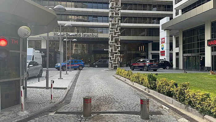 can-holding-ile-ilgili-carpici-detay-firari-baronlardan-milyarlik-kacakcilik-1758079235335.jpeg Can Holding ile ilgili çarpıcı detay! Firari baronlardan milyarlık kaçakçılık