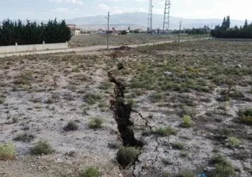 Afyonkarahisar'da vatandaşı korkutan yarık! Sabah uyandıklarında böyle buldular