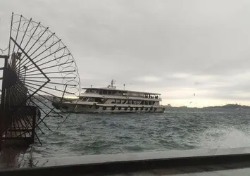 İstanbul'da vapur seferlerine lodos engeli