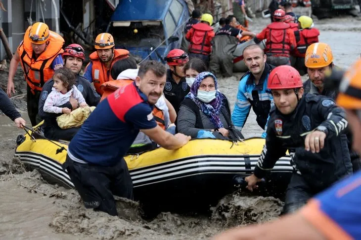 Kastamonu, Sinop, Samsun, Bartın’da sel felaketi: Ezine Çayı ilçeyi yerle bir etti! Can kaybında kahreden artış