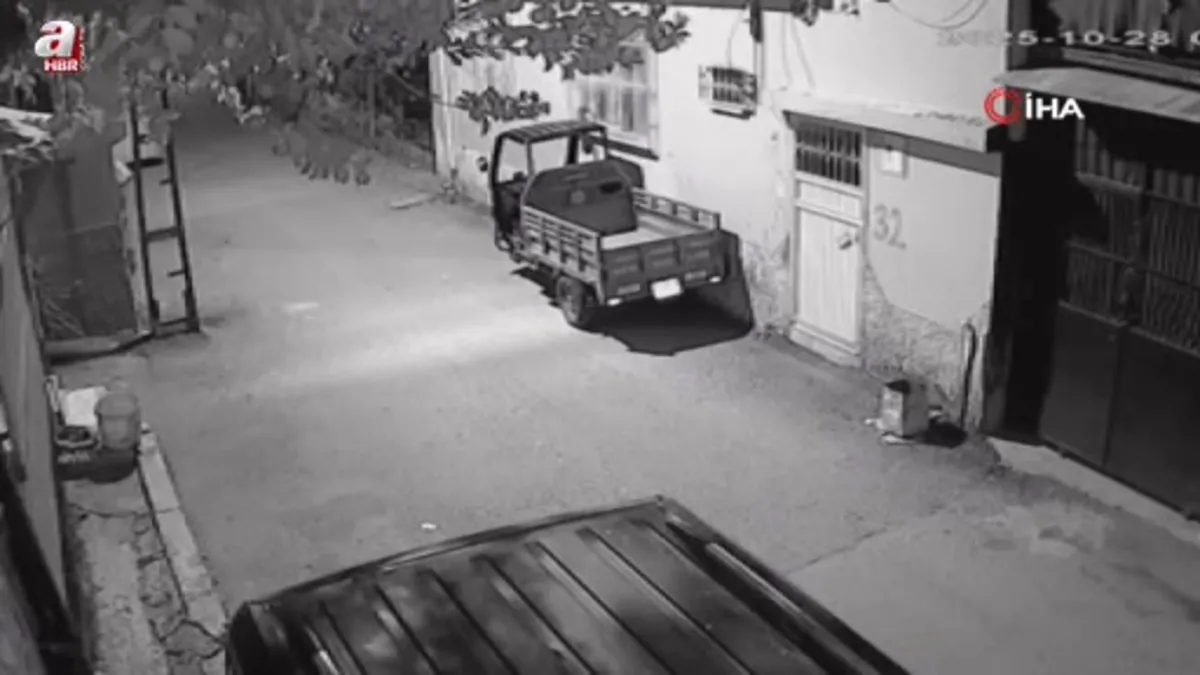 Adana'da yüzünü kapüşonla kapatarak mopedi dakikalar içinde çaldı