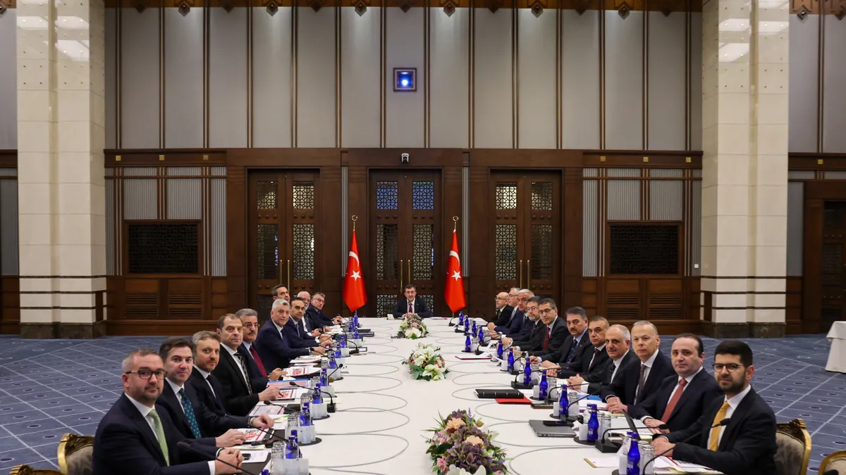 EKK'dan yatırım ve istihdam mesajı: Yabancı iş gücü ve çalışma izinleri gündemde