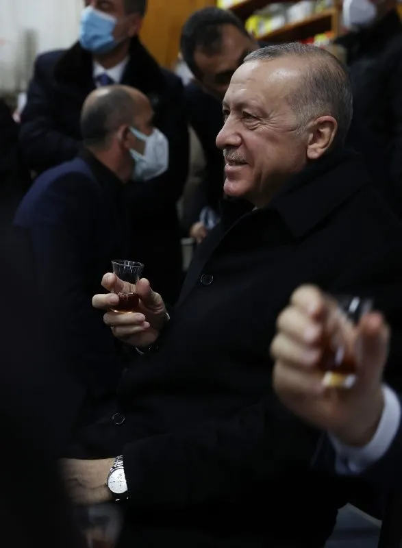Başkan Recep Tayyip Erdoğan'dan kıraathaneye ziyaret: Vatandaşlarla çay içip sohbet etti