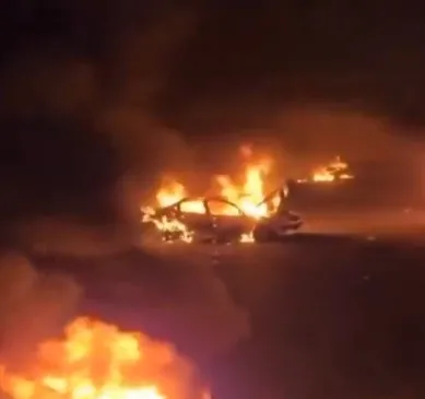 İran'da protestocular sokakları ateşe verdi! Trump'tan "İran'ı vuracağız" mesajı