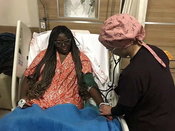 ABD’li hemşire Kelly Damian ameliyat için Kars’a geldi