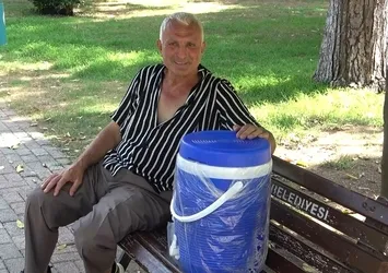 Adana sıcağı vatandaşı termosla gezdirdi