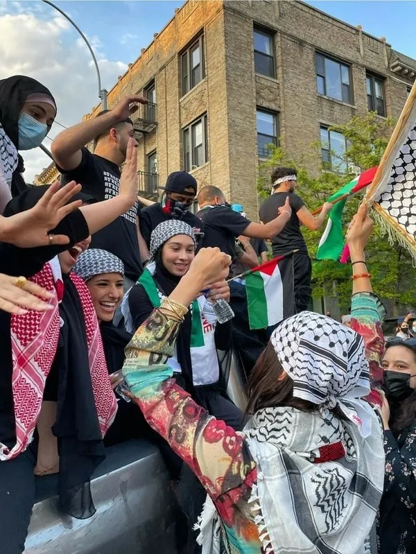 Çocukları katleden terör devleti İsrail, Filistin’e destek veren Bella Hadid’e saldırdı