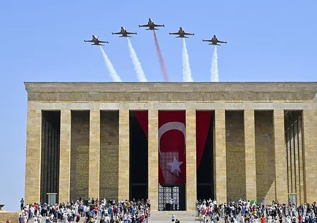 Türk Yıldızları Zafer Bayramı'nda Ankara semalarında