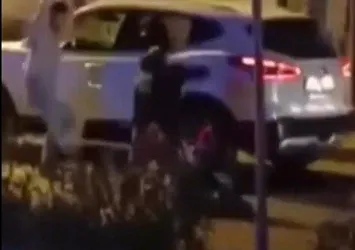 İzmir'de yol verme kavgası: Kaldırım taşıyla kafasına böyle vurdular