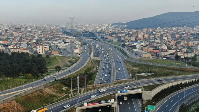 İstanbul'da "tam kapanma" öncesinde şehir dışına çıkmak isteyenler nedeniyle trafik yoğunlaştı - 3