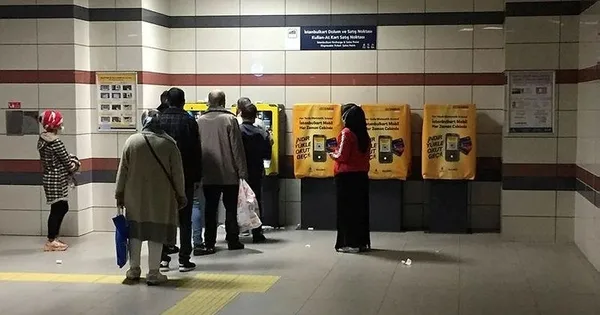 1637128370839.jpeg İstanbullular toplu taşımaya binecek kart bulamıyor! Kartı olanlarsa para yükleyemiyor! İstanbulkart makineleri hala bozuk - 2
