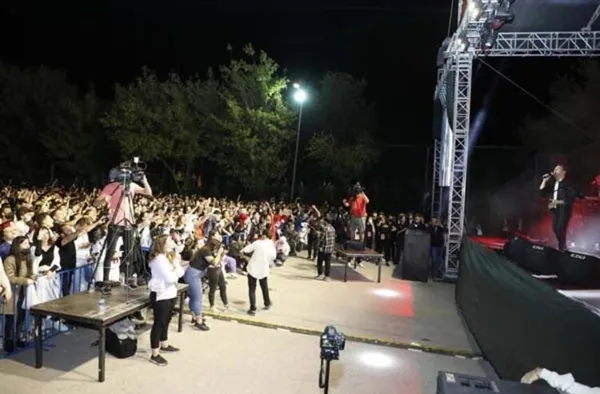 oguzhan-kocun-sahnesinde-surpriz-evlilik-teklifi-1630997754639.jpg Oğuzhan Koç’un sahnesinde sürpriz evlilik teklifi - 1