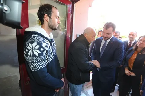 Bakan Albayrak'tan şehit evine ziyaret - 3