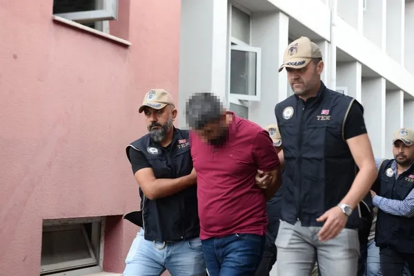 FETÖ evleri darphane gibi! Adana'da hücre evlerine baskın: Koltuk döşemeleri ve masa çekmecelerine gizlemişler - 4