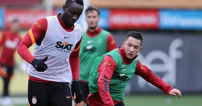 Son dakika: Galatasaray-Fenerbahçe derbisi öncesi yıldız futbolcudan sevindiren haber! Milli takımda sakatlanmıştı