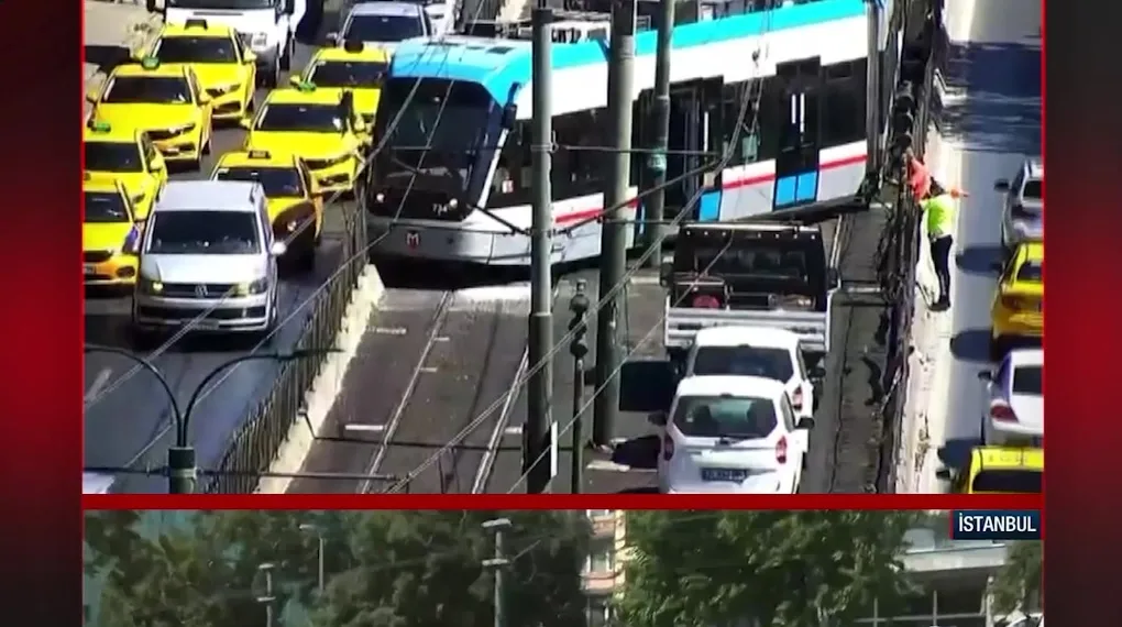 BEYOĞLU'NDA TRAMVAY RAYDAN ÇIKTI