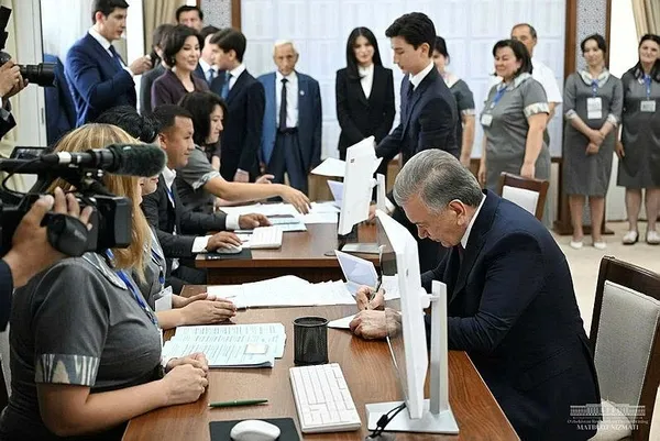 ozbekistandan-mirziyoyev-bir-kez-daha-sandiktan-zaferle-ayrildi-1688972527046.jpeg Özbekistan'dan Mirziyoyev bir kez daha sandıktan zaferle ayrıldı - 1