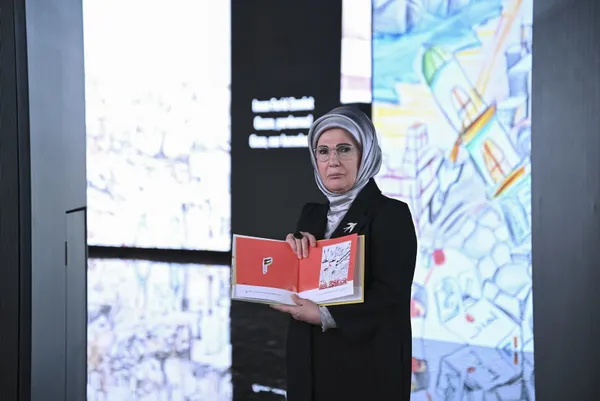 istanbulda-kursun-gecirmez-dusler-gazzeli-cocuk-ressamlar-sergisi-acildi-1703870804585.jpg İstanbul'da 'Kurşun Geçirmez Düşler: Gazzeli Çocuk Ressamlar Sergisi' | Emine Erdoğan: Türkiye Gazze için yoğun çaba harcıyor - 1