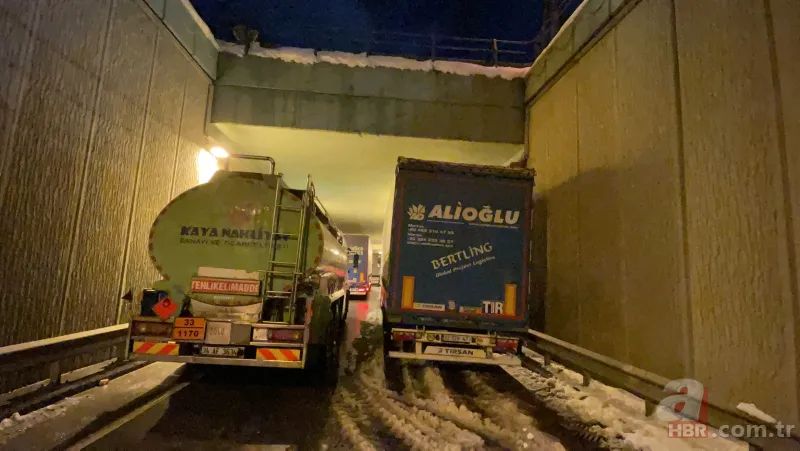 İstanbul'da sürücülerin kar çilesi sürüyor: Hadımköy'deki trafik yoğunluğu havadan görüntülendi! Kilometrelerce araç kuyruğu oluştu 18