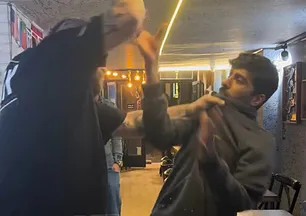 Ünlü oyuncu Bahadır Ünlü'den çalışanına beyzbol sopalı saldırı! Dehşet anları ortaya çıktı