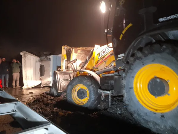 Bağcılar'da hafriyat kamyonu devrildi - 1