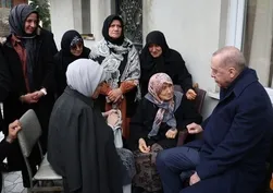 Baba ocağında bayramlaşma! Başkan Erdoğan komşularıyla bir araya geldi