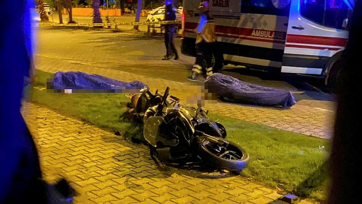 Mersin'de motosiklet ağaca çarptı: 2 ölü