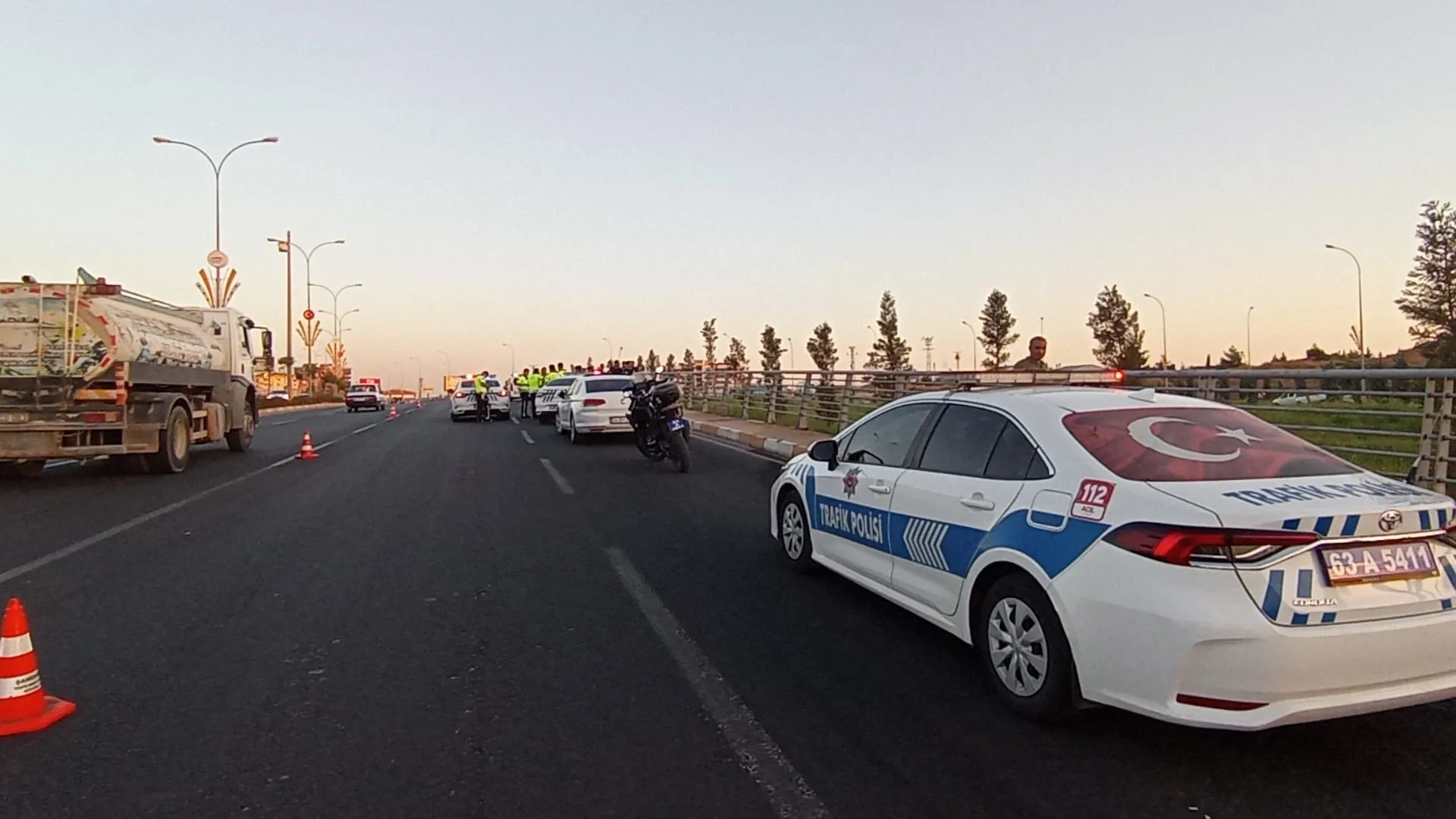 Kamyonete arkadan çarptılar! Motosikletteki 2 yunus polisi yaralandı...