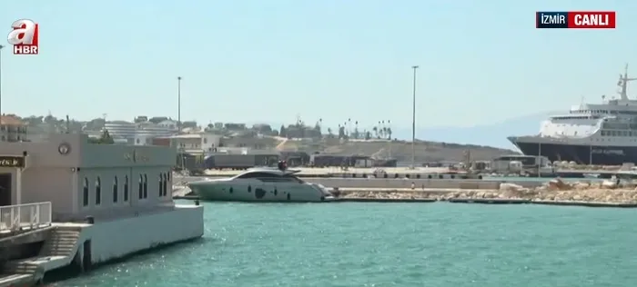 izmir-cesmede-gemi-kazasi-yolcu-gemisi-limandaki-yunan-gemilerine-carpti-kazada-son-durum-ne-1754829251784.jpg İzmir Çeşme'de gemi kazası! Yolcu gemisi limandaki Yunan gemilerine çarptı | Kazada son durum ne? - 3