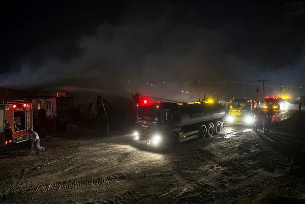 Son dakika: Ankara Yenimahalle'de kargo şirketinin deposunda yangın